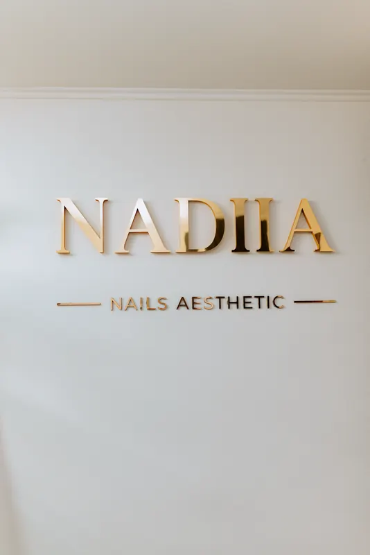 Вивіска NADIIA — Nails Aesthetic у студії